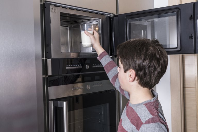 How to Warm Milk in Microwave? (Easy Way)